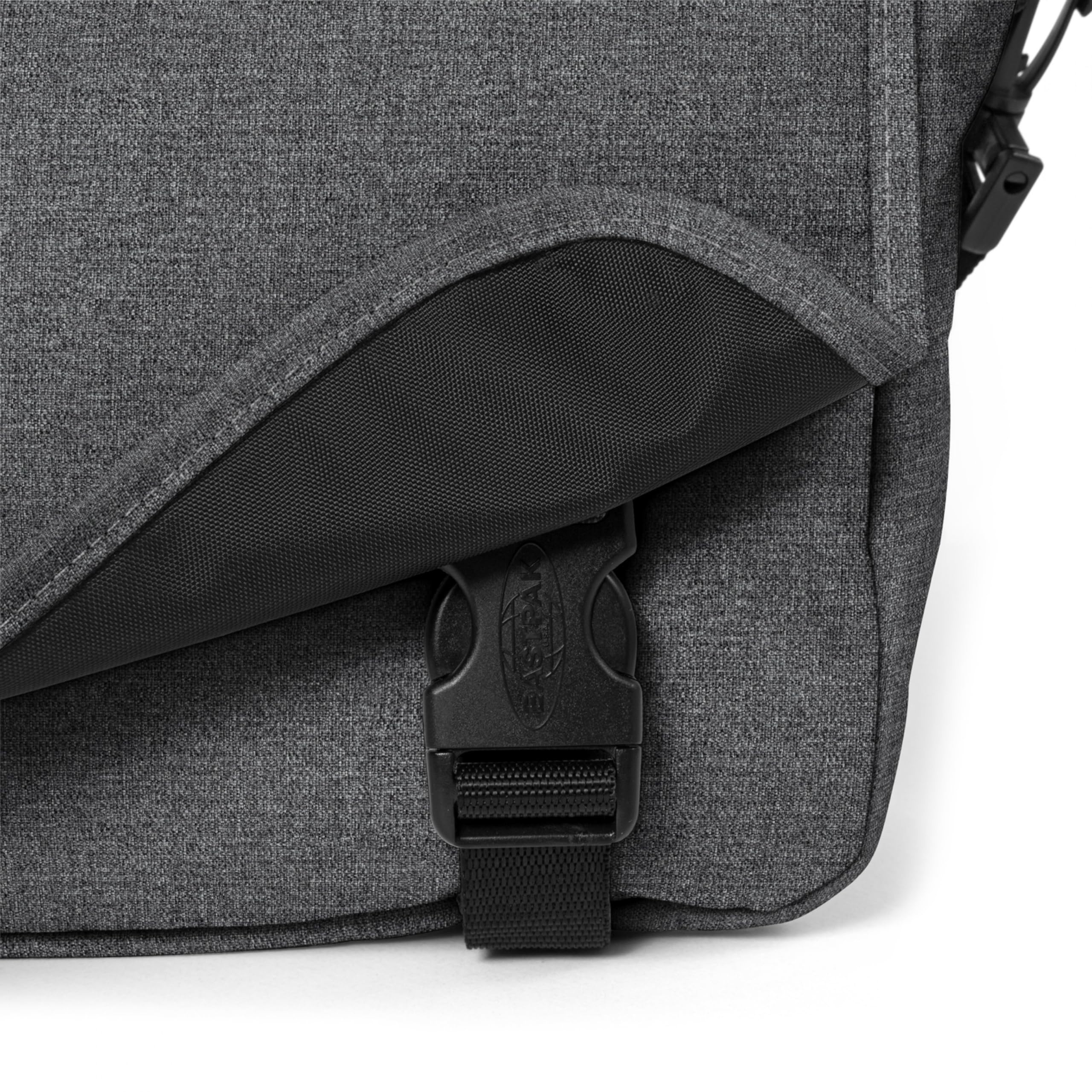 eastpak-jr-borsa-messenger-11-5-l-black-denim image 6