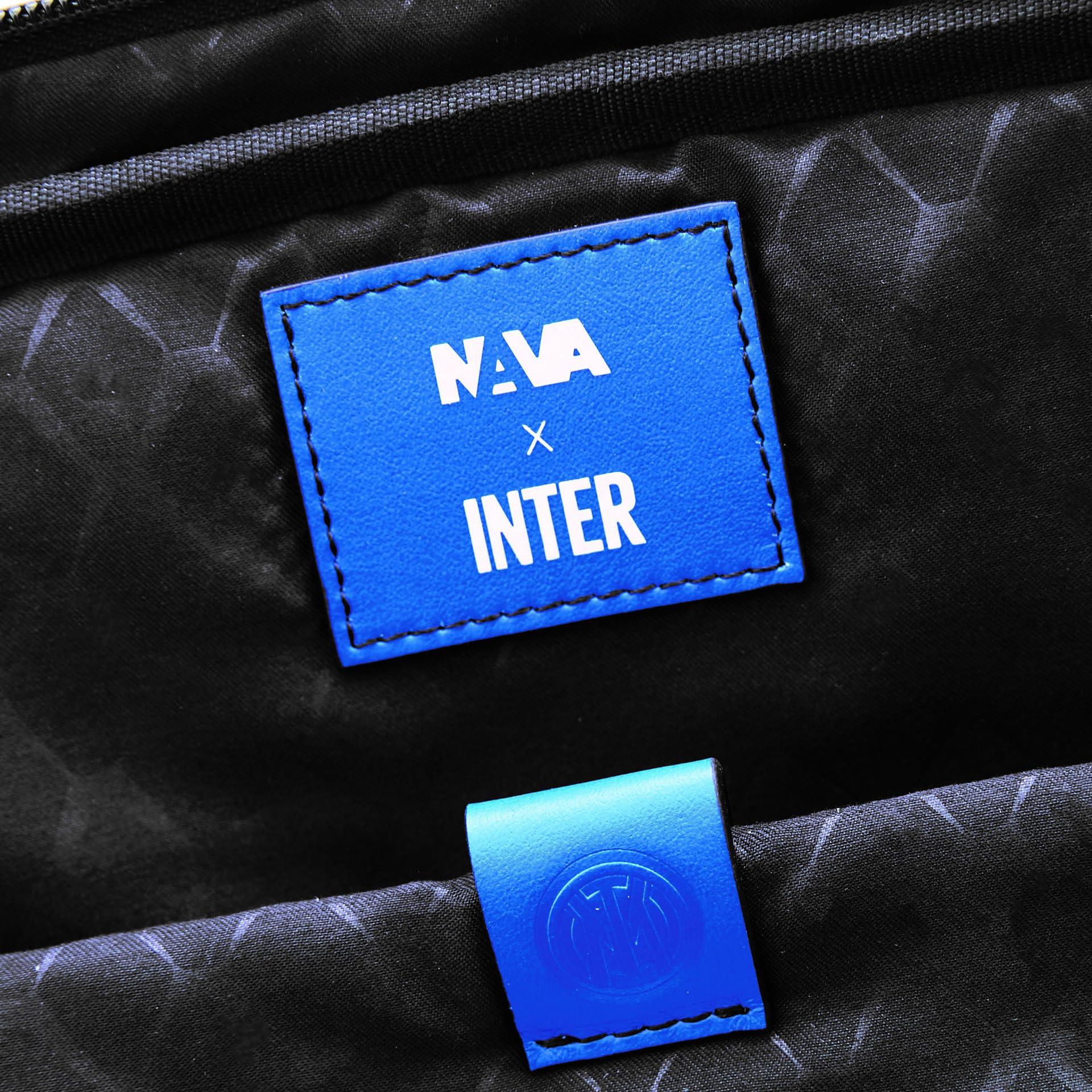 nava-design-zaino-porta-pc-18-litri-nero-azzurro-29-x-42-x-15-cm image 3