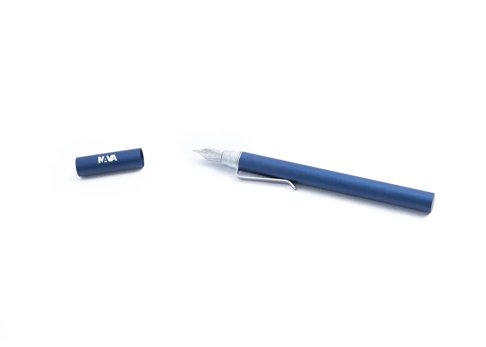 nava-design-magnetica-penna-stilografica-alluminio-blu-argento-0-6-mm image 1