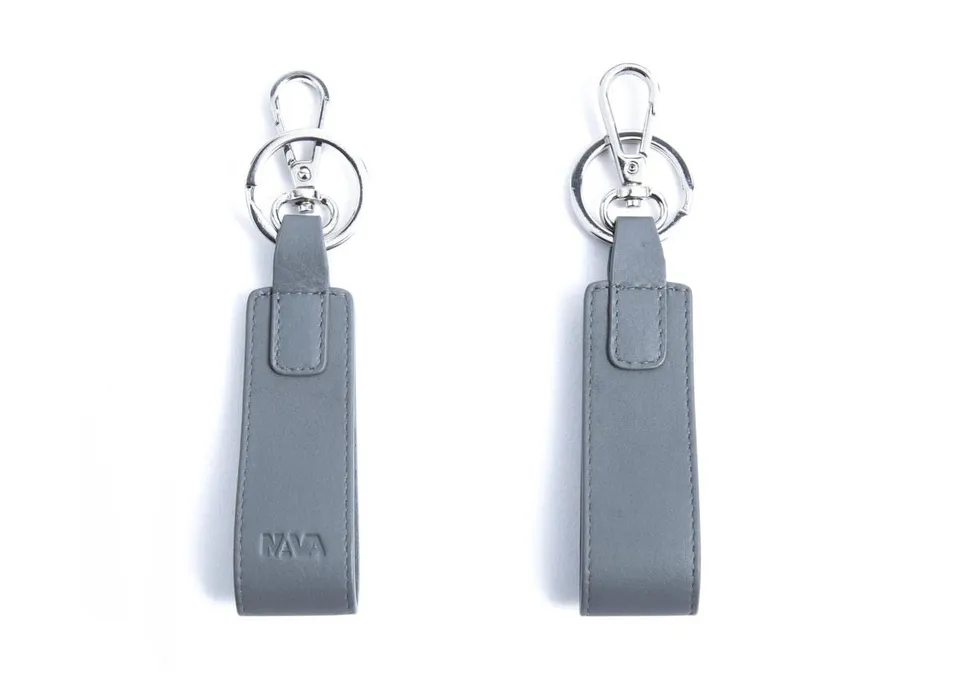 nava-design-smooth-portachiavi-in-pelle-grigio-con-anello-in-acciaio image 1
