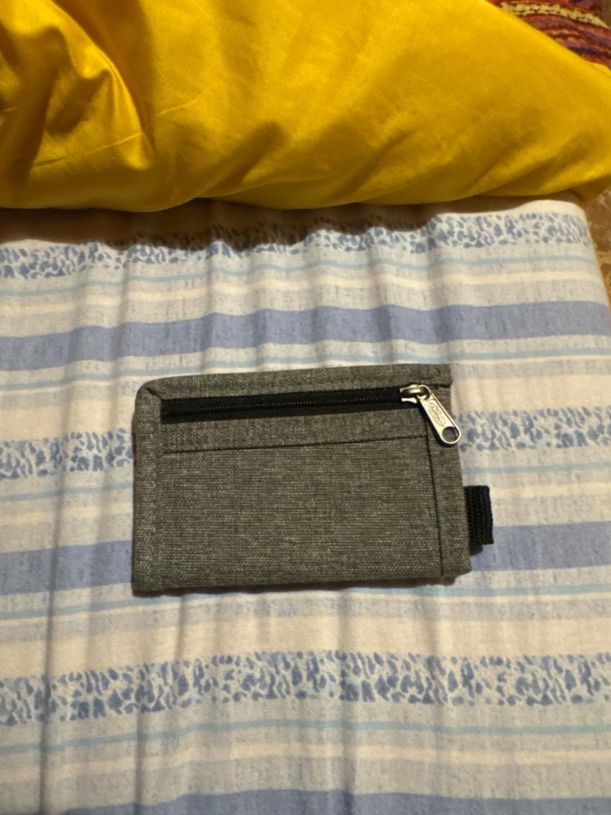 Pratico e resistente, lo consiglio a tutti gli studenti che cercano un portafoglio leggero da tenere nello zaino senza ingombro e con tutto a portata di mano