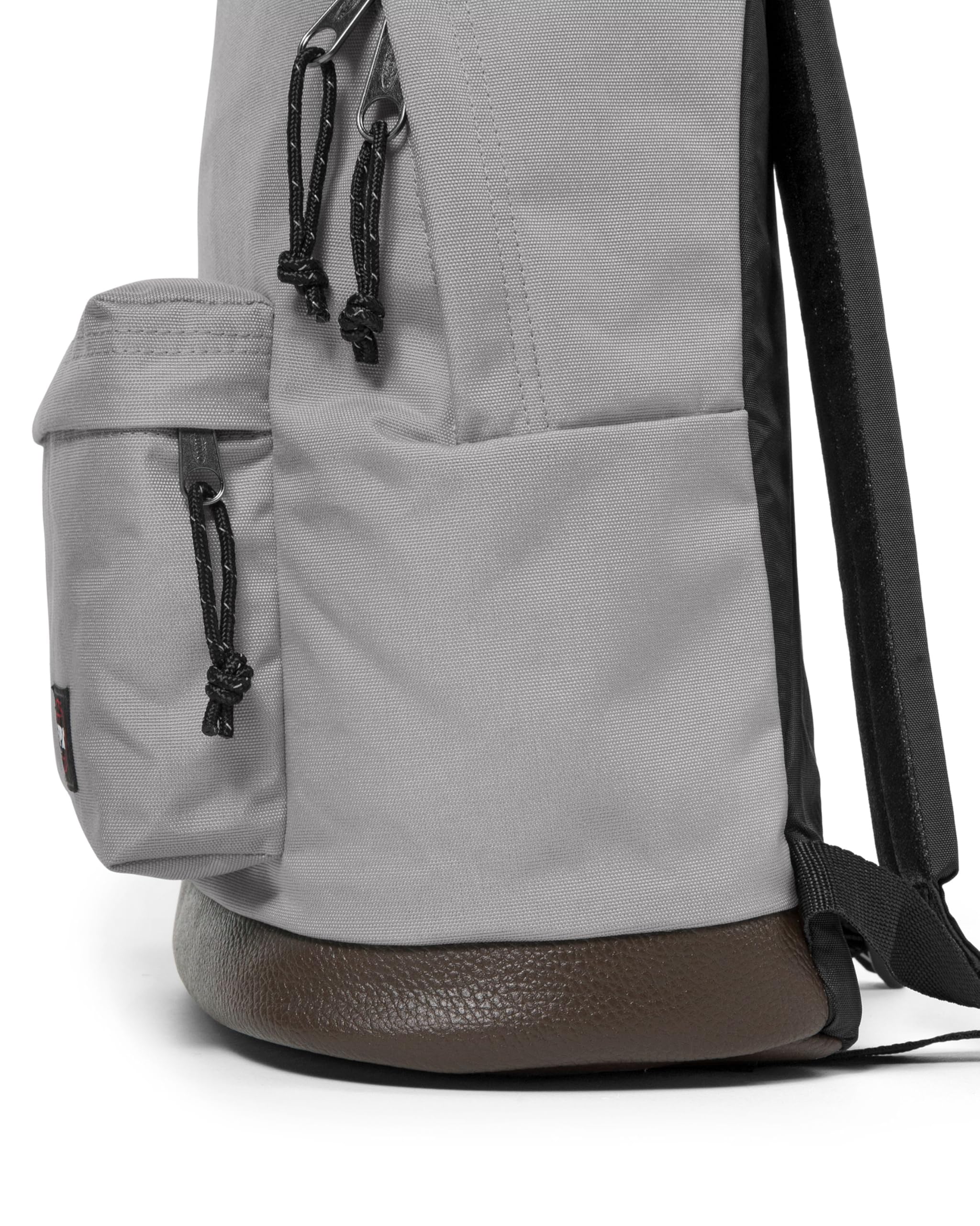 eastpak-wyoming-zaino-urbano-24-lt-con-base-in-pelle-tasca-frontale image 4