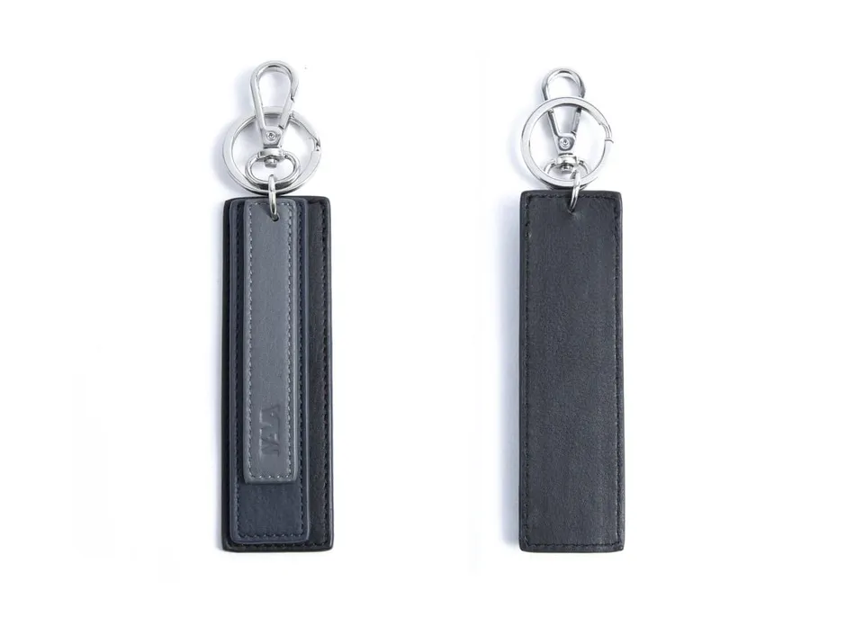 nava-design-smooth-portachiavi-con-charm-in-pelle-e-moschettone-grigio-blu-nero- image 1